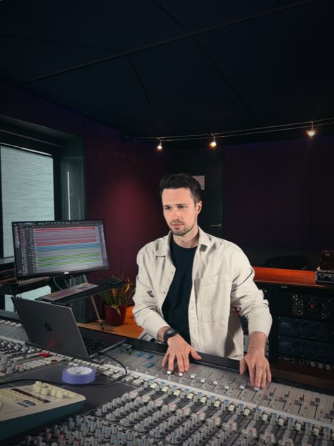 Dirk Wolf achter de mengtafel in zijn studio in Zuilen, Utrecht